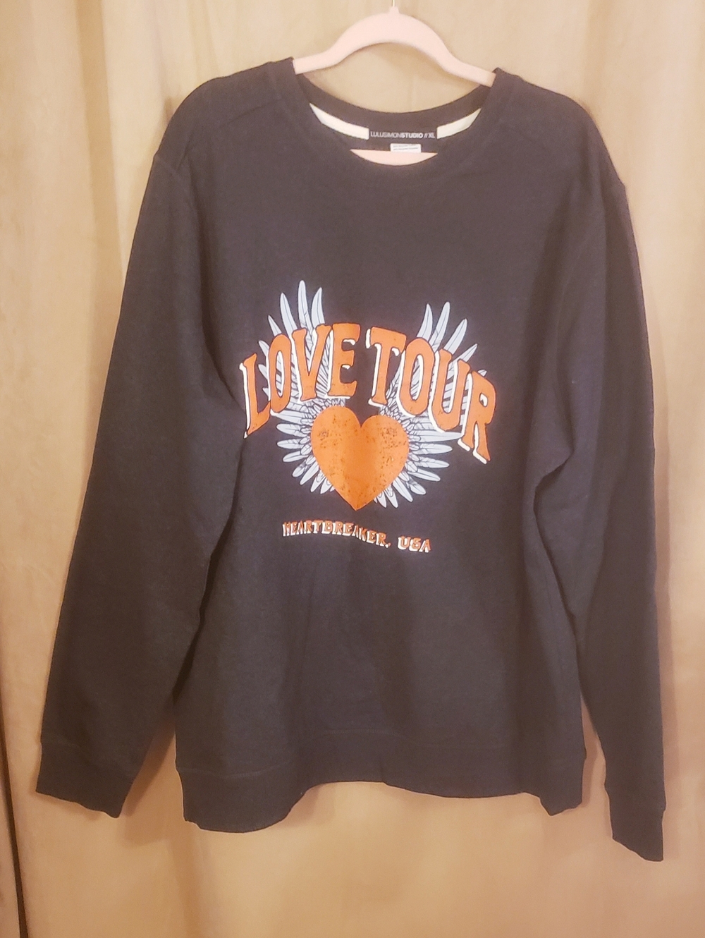 VICI COLLECTION LOVE TOUR GRAPHIC OVERSIZED SWEATSHIRT